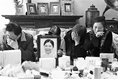 父母、姐姐和姑姑谈起林丽（化名）的去世悲痛欲绝