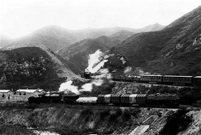 京张铁路青龙桥站，因詹天佑设计的“人”字形铁路而闻名。这是上下行火车同时在开的场景。（资料图片）