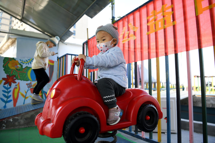 一名小朋友在“中途宿舍”房顶的活动区玩耍。