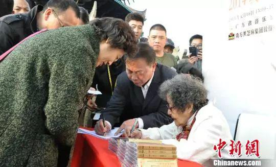 巫漪丽在广西签售新专辑。　林浩　摄