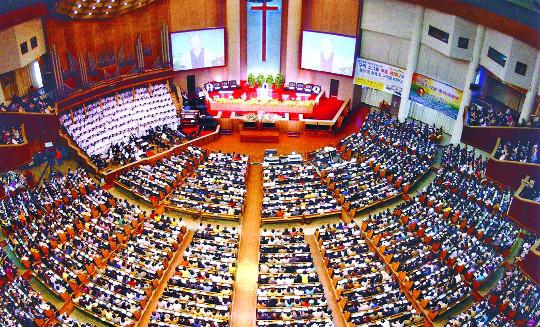 韩国一天主教堂（上）同新教教堂（下）的场所对比