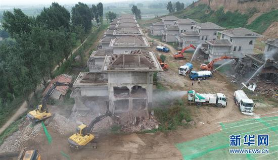 　　大型机械对西安市鄠邑区蒋村镇的违建别墅进行拆除（2018年8月14日无人机拍摄）。&nbsp; 新华社记者 邵瑞 摄