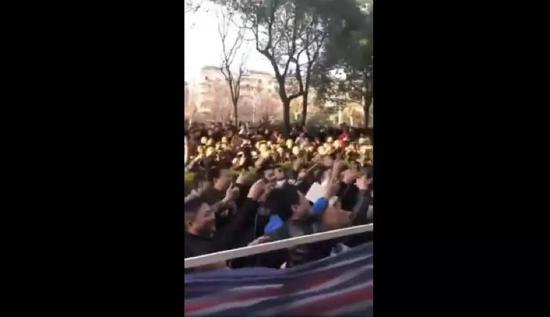 “大师出来了！”沈巍现身后围观拍摄的人们。