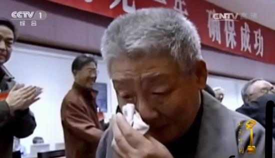 ▲&nbsp;嫦娥一号成功绕月，孙家栋擦拭喜悦的泪水