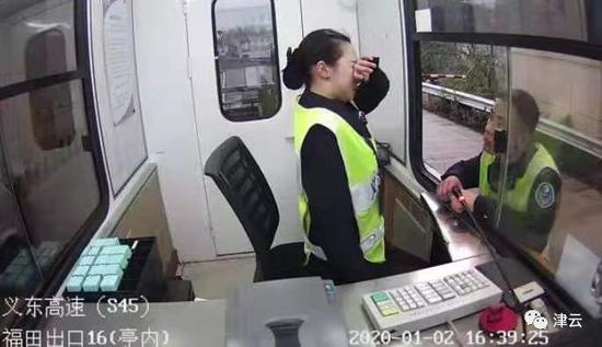  女收费员小斯被司机骂哭，班长在开导