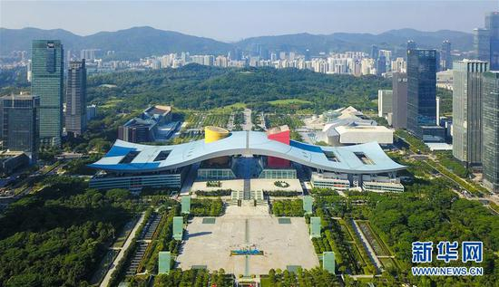 深圳市民中心和莲花山公园（10月2日摄，无人机照片）。新华社记者 梁旭 摄