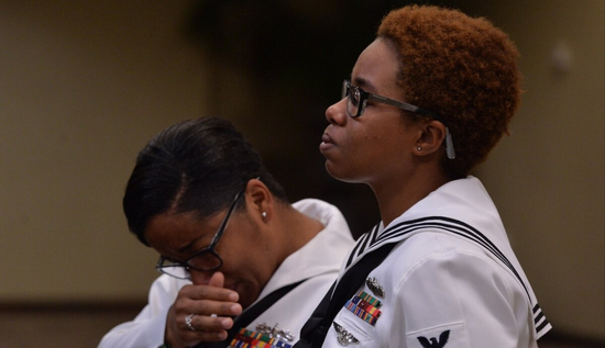  海军士兵在一名自杀的同伴葬礼上哭泣。（图源：美国《军事时报》2019年9月23日）