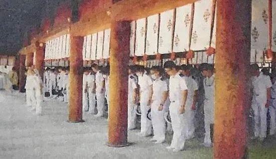  《新闻赤旗》称，靖国神社社报曾报道海上自卫队员集体参拜一事，并配有现场图片图：环球网转引自《新闻赤旗》