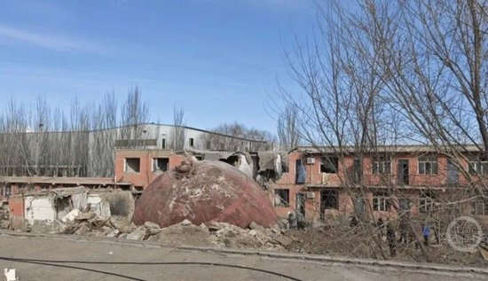 落在村里的大铁球。上游新闻记者 沈度 摄