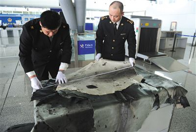 　　多地曾发生过和斑海豹有关的案件，图为2015年11月30日，乌鲁木齐机场海关工作人员查获斑海豹皮。资料图片/视觉中国