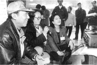 1998年，一位中年女性正在用家庭版卡拉OK机现场试唱。包旭松摄