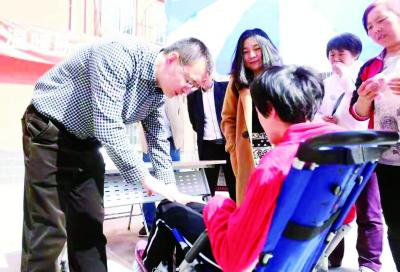 市残联工作人员到学校为残疾学生进行辅具评估