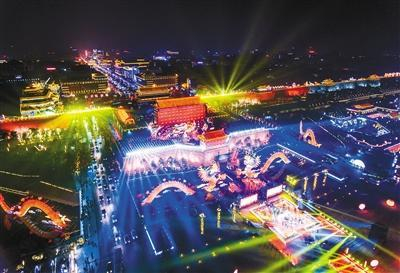 节日期间，永宁门灯火璀璨，美不胜收，令中外游客流连忘返。 （记者 王旭东 摄）