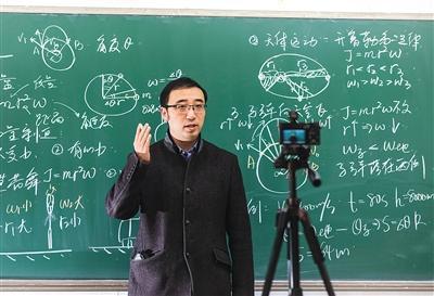 3月26日,“网红”物理老师李永乐在录制视频节目。
