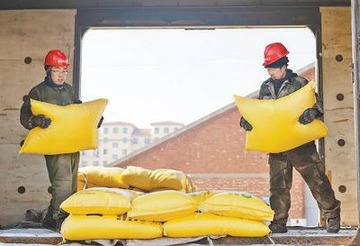  辽宁省铁岭市郊的新台子车站，工人在装卸农耕物资。　　本报记者 刘洪超摄