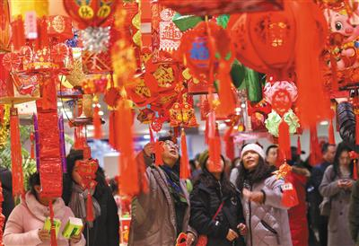 昨日，花市元宵灯会，来自12个社区的120盏花灯多姿多彩，引来不少游人驻足。新京报记者 王贵彬 摄