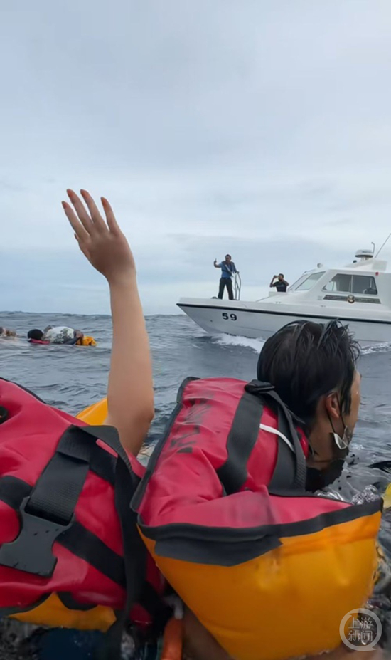 救援船只赶到。受访者供图