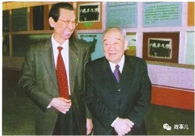 作者（左）与布赫在乌兰夫纪念馆