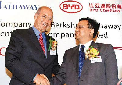  ·2008年，比亚迪创始人王传福（右）与格雷格的上司大卫·索科尔握手互祝合作愉快。
