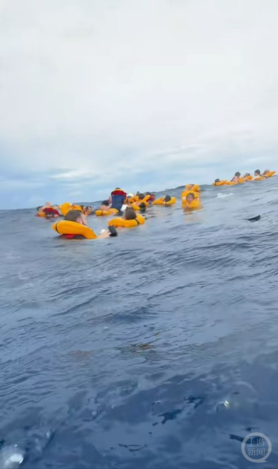 漂在海上的乘客。受访者供图