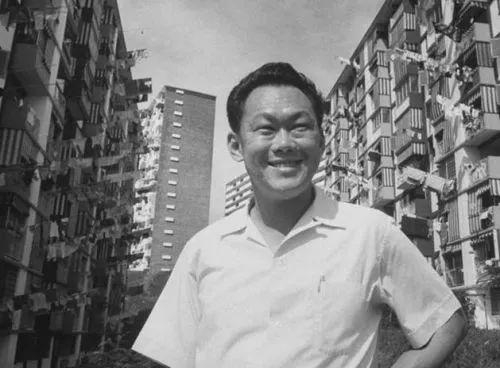  当年意气风发的李光耀