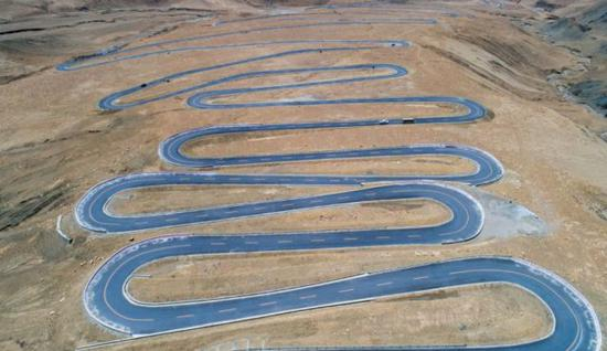 汽车行驶在珠峰公路上。新华社记者 普布扎西 摄