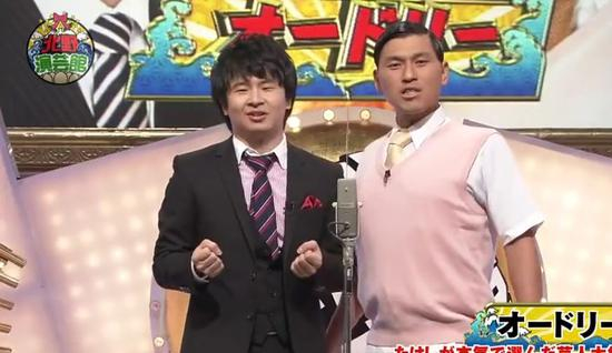 　　* 通常站在观众视角右侧的为负责装傻的演员，左侧的为负责吐槽的演员，这一点与相声的逗哏、捧哏位置刚好相反。