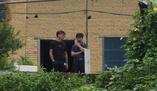 （今天下午，章爸爸在门口和亲戚说话）