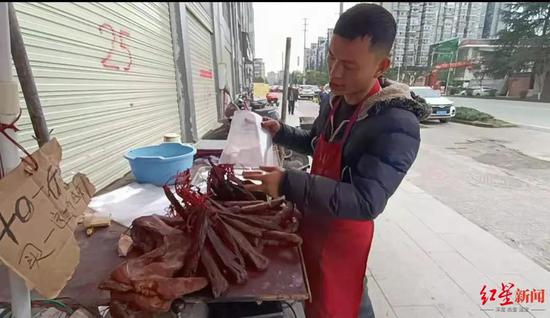  谌光辉说，如果顾客要求快递，为方便运输，自己会用袋子装好然后抽真空再给客户快递。