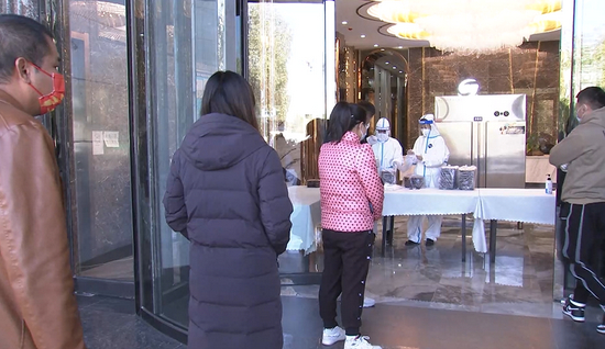 △ 旅行社负责人正在排队定点取餐