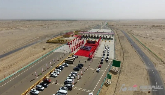 6月30日，G315线民丰至洛浦段公路通车。图为通车仪式现场。许晓龙摄