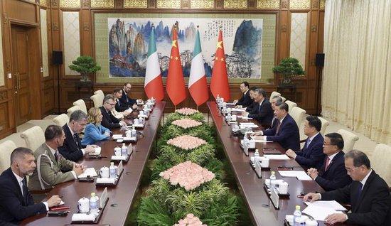 7月29日下午，国家主席习近平在北京钓鱼台国宾馆会见来华进行正式访问的意大利总理梅洛尼。新华社记者 丁海涛 摄