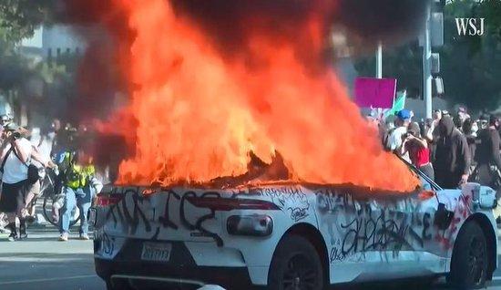 洛杉矶市抗议活动持续,执法人员和抗议人群矛盾激化 视频截图