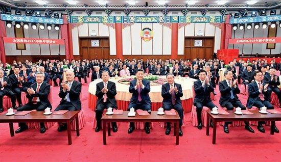 2024年12月31日,全国政协在北京举行新年茶话会。党和国家领导人习近平、李强、赵乐际、王沪宁、蔡奇、丁薛祥、李希、韩正出席茶话会并观看演出。 新华社记者 谢环驰/摄