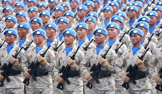 2025年9月3日,纪念中国人民抗日战争暨世界反法西斯战争胜利80周年大会在北京隆重举行。这是维和部队方队接受检阅。新华社记者 王建华 摄