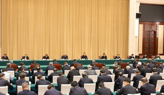 9月24日下午，率中央代表团出席新疆维吾尔自治区成立70周年庆祝活动的中共中央总书记、国家主席、中央军委主席习近平在乌鲁木齐听取新疆维吾尔自治区党委和政府工作汇报，发表了重要讲话。新华社记者 丁林 摄