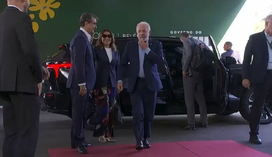 巴西總統(tǒng)盧拉乘車抵達峰會會場。圖源：外媒