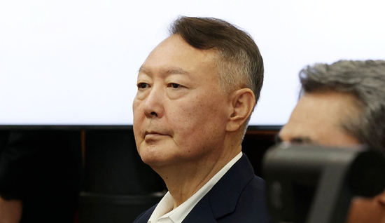 ·2026年2月，尹锡悦因内乱头目罪一审被判无期徒刑。（央视新闻）