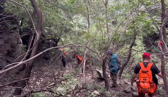  搜救人员发布视频称，正在寻找失联男子