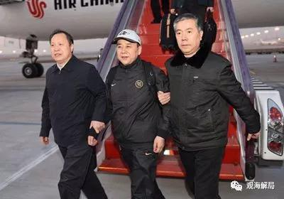 王国强（中）回国投案自首