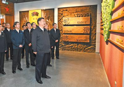 9月16日下午，习近平来到位于信阳市新县的鄂豫皖苏区首府烈士陵园，瞻仰革命烈士纪念堂。新华社记者 谢环驰摄