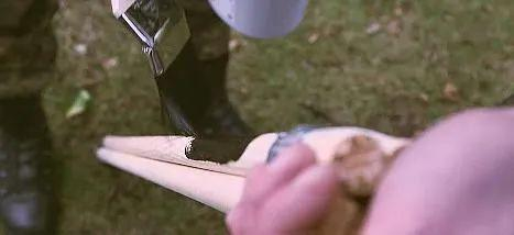 士兵们在给扫帚柄刷漆