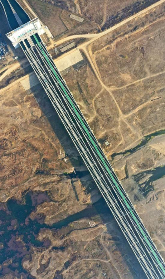 河南省鲁山县境内的沙河渡槽，槽身空间受力复杂，架设难度极大。新华社记者 冯大鹏摄