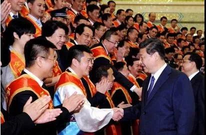 △2014年5月27日，第六次全国军转表彰大会暨2014年军转安置工作会议召开。习近平会见表彰大会受表彰代表。