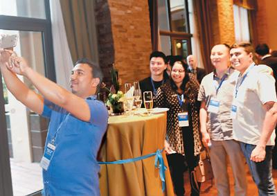 2018年6月，中国捷克协调推动“一带一路”合作规划工作会议在浙江义乌举行。本届会议主题是“一带一路”倡议下的中捷合作，来自“一带一路”沿线14个国家的51名政府官员参加会议，近百家中捷相关机构、企业开展了对接交流。图为参加会议的代表在拍照。龚献明摄（人民图片）