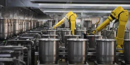 　　2月19日拍摄的华东医药煎药服务中心的智能化煎药流水线。该流水线每小时可以容纳480多个煎煮筒同时煎煮 徐昱/摄