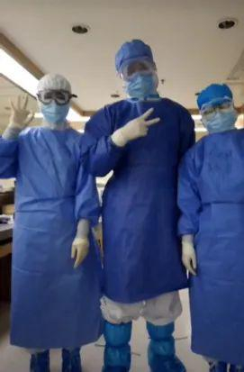  蒋文强在医院与护士的合影。