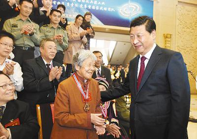 2013年9月26日，中共中央总书记、国家主席、中央军委主席习近平在北京会见第四届全国道德模范及提名奖获得者。这是习近平同全国道德模范龚全珍亲切交谈。新华社记者 鞠 鹏摄