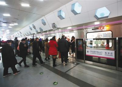 2月14日18时许，乘客在朱辛庄站排队换乘昌平线。地铁13号线西段停运后，朱辛庄站客流激增。新京报记者 王贵彬 摄