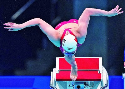 7月26日，在东京奥运会女子100米蝶泳决赛中，张雨霏获得银牌。图为张雨霏在比赛中入水。新华社发